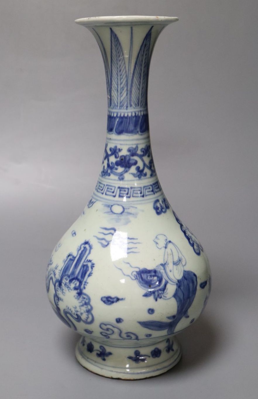 A Chinese blue and white porcelain vase, 27cm